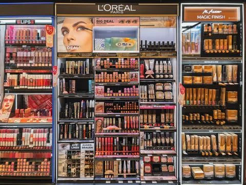 LOreal Paris Makeup Display Featuring Diverse Cosmetic Products 스톡 사진