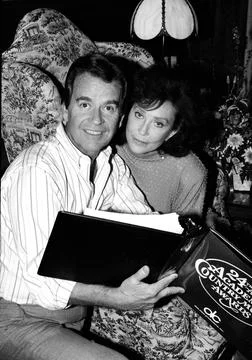 Loretta Lynn &amp; Dick Clark in Dicks office going over the script for the 24th Foto stock