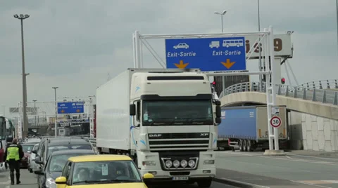 Lorries wait for ferry at calais docks, france 库存影片 37865836
