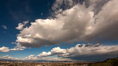 Los Angeles 4K Timelapse of Clouds over Skyline in Distance Stockbeeldmateriaal 112443922