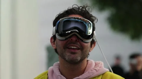 Los Angeles also debuts Apple's virtual reality headsets, Los Ángeles (es-ES), E 動画素材 263502825