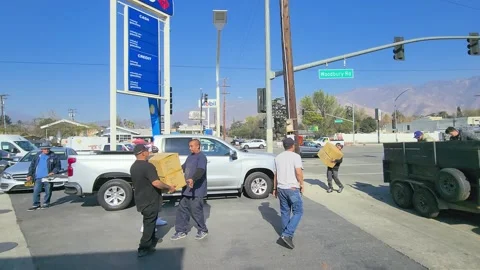 Los Angeles CA USA. Group of People Unloading Humanitarian Help For Victims of Vídeos de archivo 308433006