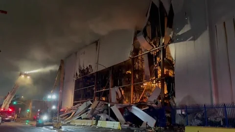 Los Angeles declares state of emergency as Boyle Heights fire continues, Los Áng Stock Footage 337626315