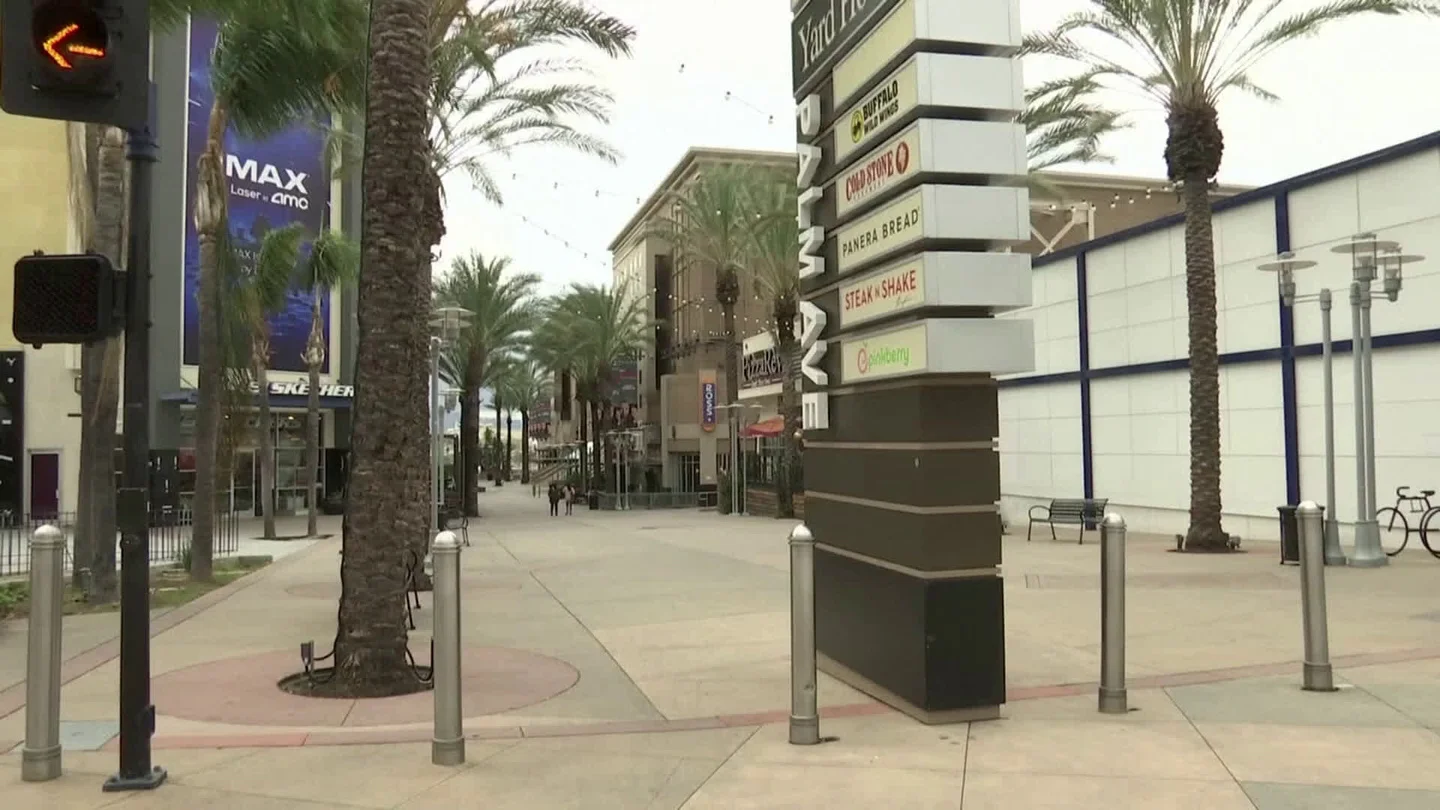 Los Angeles Empties As Bars, Clubs, Gyms Shut Their Doors Stock Footage