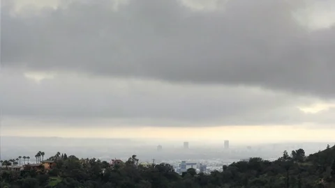 Los Angeles in moving rain clouds - time lapse Vidéo 72753910