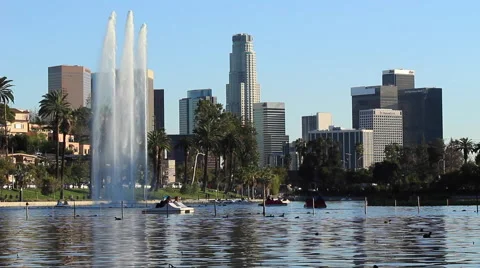Los Angeles skyline reflected in Echo Park Lake on a lazy afternoon. Vídeo Stock 60383614