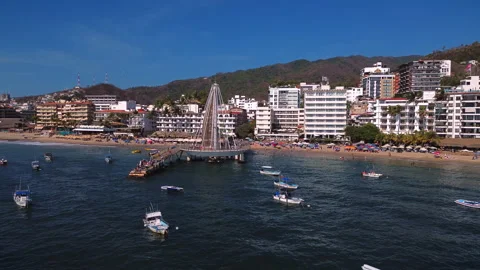 Los Muertos pier at sunset surrounded by tourist boats and crowded shore Видео 346192535