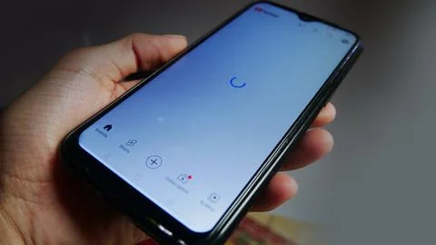 Lost connection when playing youtube app on android smartphone. Stockfoto's