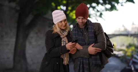 Lost couple in Paris use map on smartphone for directions Foto stock