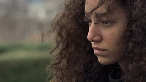 Lost in her thoughts: beautiful young sad and lonely woman Vídeo Stock 72553072