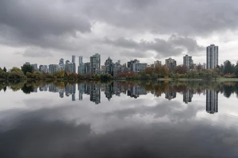 Lost Lagoon Grey Cloud Skyline Vancouver Фото