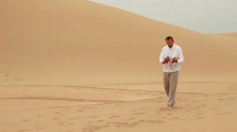 Lost man looking at map in the desert Stockbeeldmateriaal 10839914