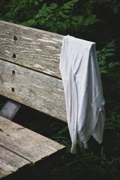 Lost white sweater on bench 库存照片