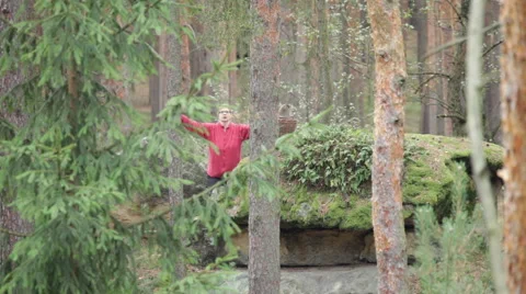 Lost woman in forest shouting help 库存影片 44234637