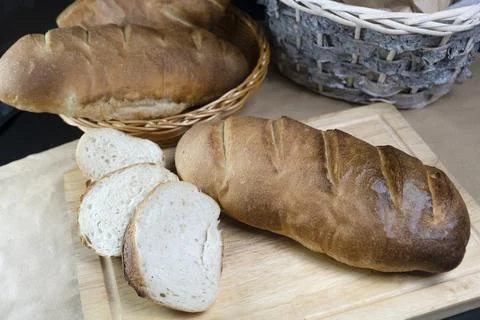 A lot of bread on the table, sliced bread on a wooden board 库存照片