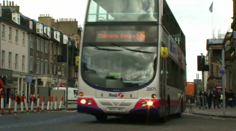 Lot of buses Edinburgh centre Vídeo Stock 531746