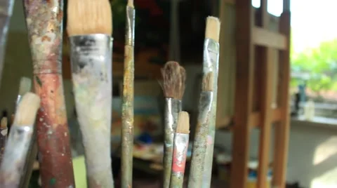 A lot of different brushes close up. Pan. Vídeo Stock 50613595