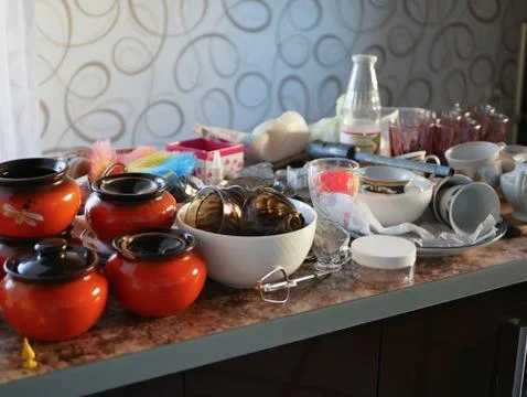 A lot of different dishes on the table. The mess on the table. Foto stock
