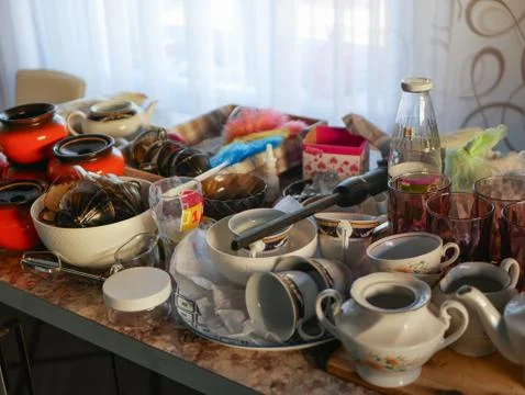 A lot of different dishes on the table. The mess on the table. Foto stock