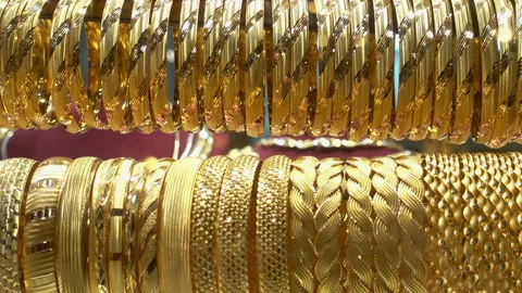 A lot of different gold bracelets in the showcase of a jewelry store. Stock Footage 102165487