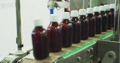 A lot of identical plastic bottles move quickly along the conveyor 스톡 동영상 211835267