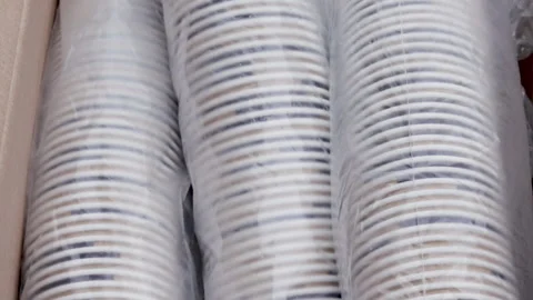 A lot of paper cups in a row, in a cellophane pack 库存影片 166118704