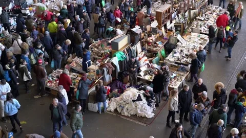 A lot of people in the market at the weekend. Видео 143291053