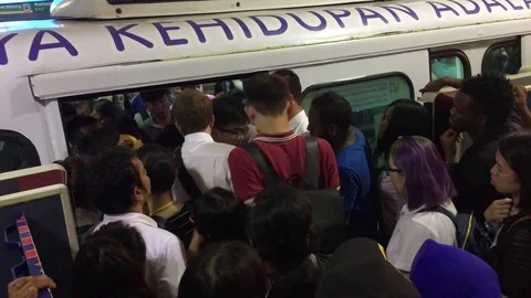 A lot of people wait at the Bukit Bintang stop of KL Monorail at rush hour 스톡 동영상 77243353