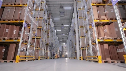 A lot of people work in a warehouse time laps, Timelaps of a big warehouse, many Видео 131617010