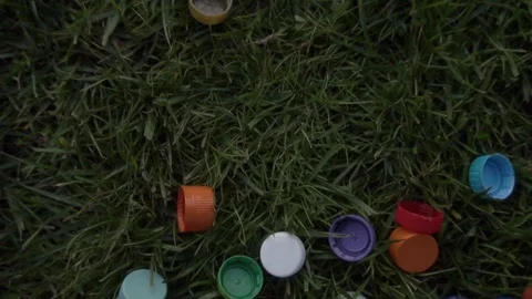 A lot of plastic covers are lying on the lawn Vidéo 120090017