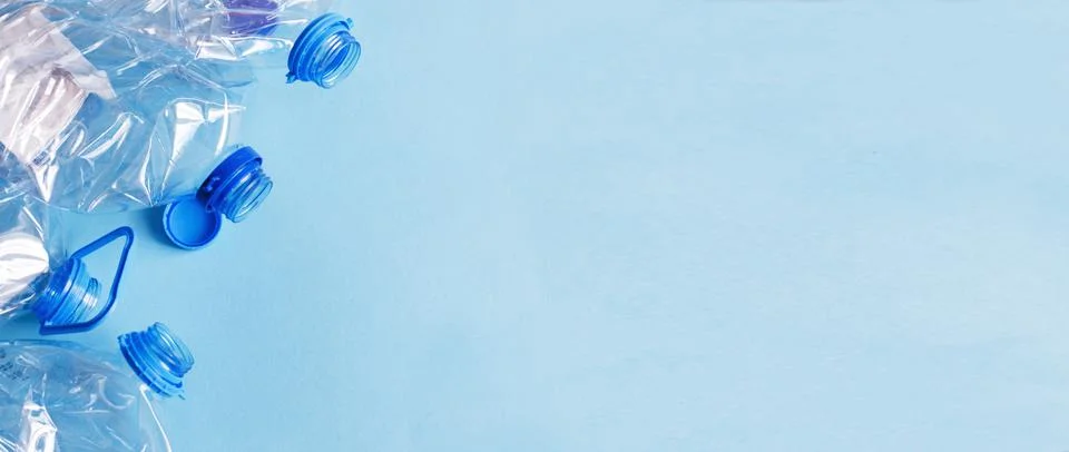 A lot of plastic empty rumpled used bottles on a blue background. waste and p Foto stock