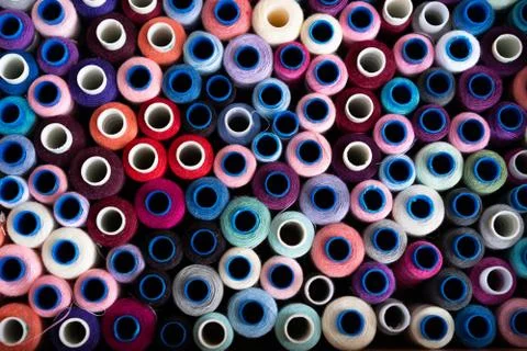 A lot of sewing colored thread. Thread reels. Colorful threads in the box Foto stock