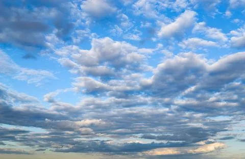 Lots of beautiful white clouds in the evening blue sky Foto stock