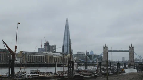 Lots of boats on the Thames River with the Tower bridge and London skyline. Stock Footage 279936386