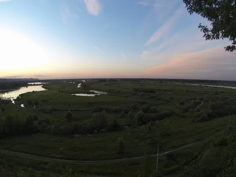 Lots of clouds moving across the sky over the land. Timelapse. Sunset Vidéo 76041166