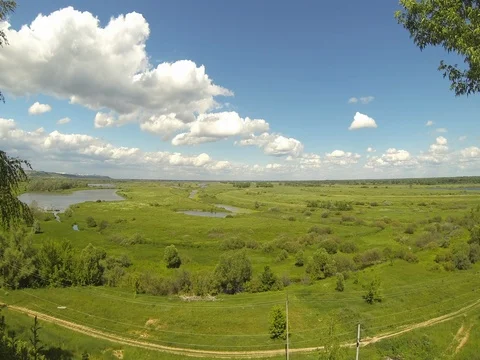 Lots of clouds moving across the sky over the land. Timelapse. Vidéo 76041245