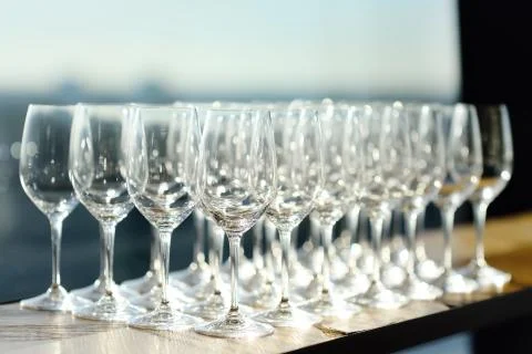 Lots of crystal clear empty wine glasses at the bar. Foto stock