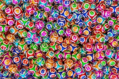 Lots of multi-colored lottery balls with numbers. Illustrazione stock
