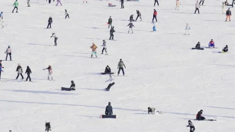 Lots Of People Having Fun On The Mountai 