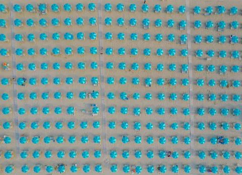 Lots of same parasols on a sandy beach Stock-Fotos