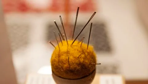 Lots of sharp sewing needles in a needle pad at Gammlia Foto stock