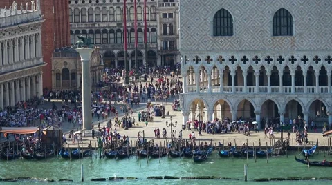 Lots of tourists at St Mark´s Square in Venice Vidéo 65172454