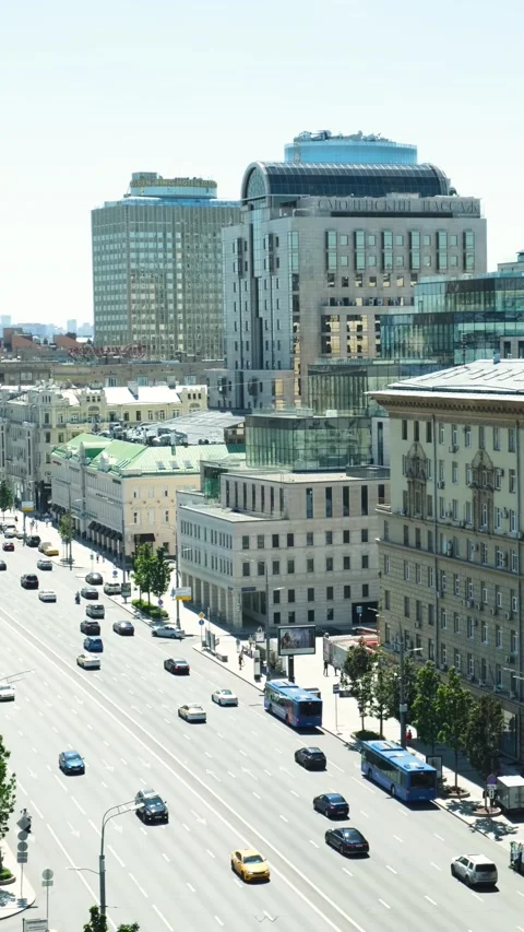 Lots of vehicles drive in different directions. Video stock 157867584