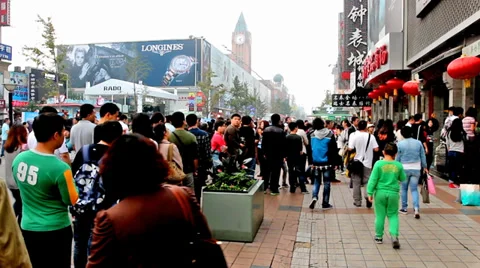 Lots of visitors in queue outside the tea shop,Wangfujing Walking Street,Beijing Vídeo Stock 33229682