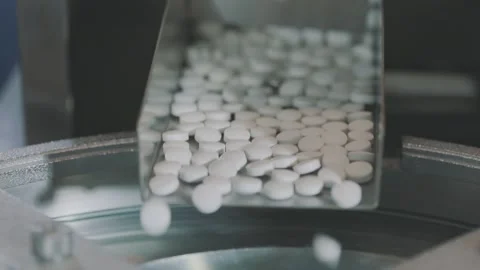 Lots of white pills close-up. Round white pills close up. Tablet manufacturing Видео 156193301