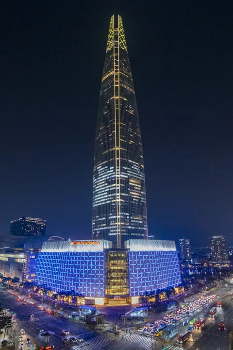 Lotte World Tower 4k time lapse in portrait mode Vídeos de archivo 235472201