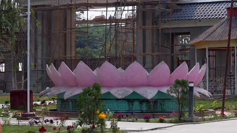 Lotus-shaped structure under construction in public park area Video stock 332612990