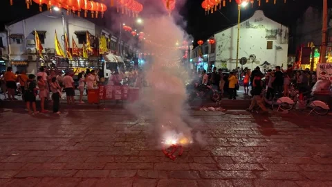 Loud firecrackers explode in front of the temple during celebration. 動画素材 318095222