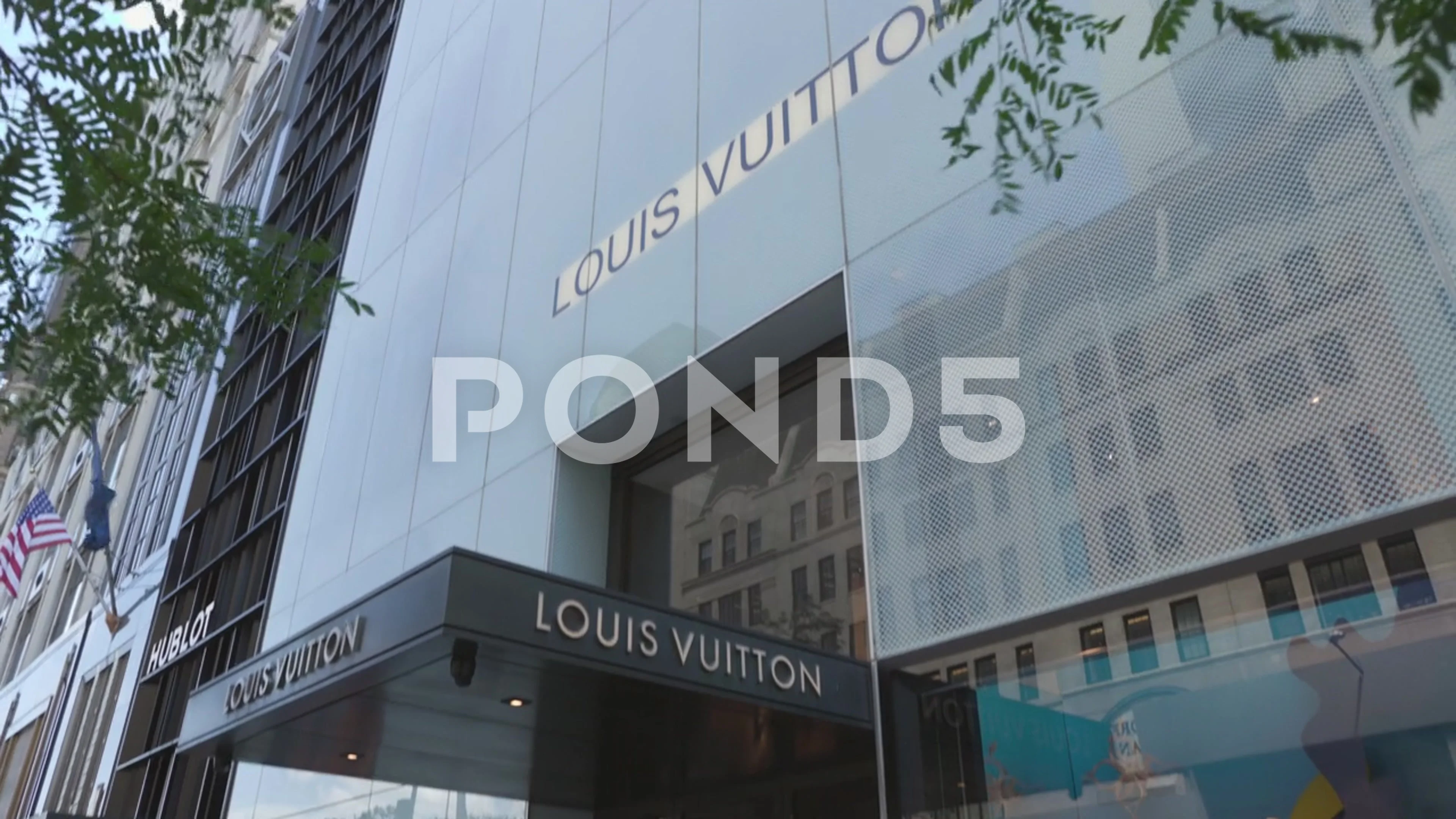 Louis Vuitton 57th Street and 5th Avenue, Stock Video