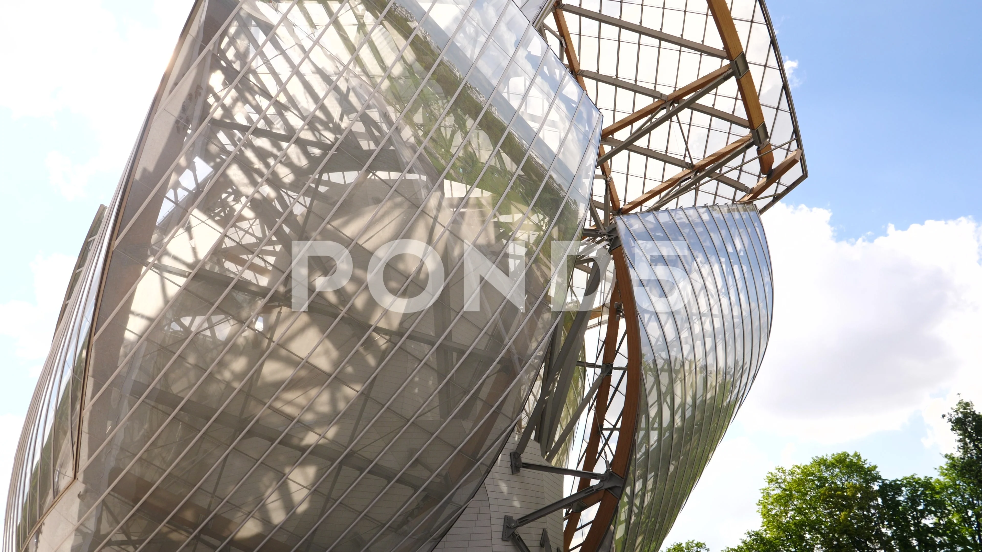 Louis Vuitton Foundation, private museum of modern art, architect